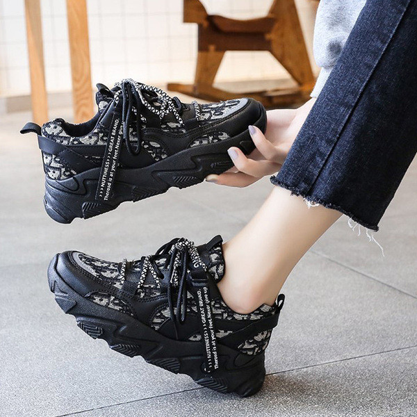 Stiilsed paelte ja kareda tallaga naiste tossud valge ja musta värviga