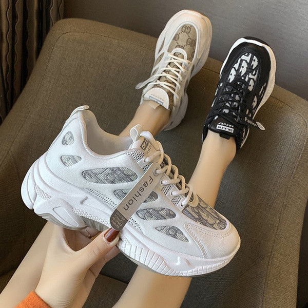 Γυναικεία αθλητικά  παπούτσια σε λευκό και μαύρο χρώμα με επιγραφή