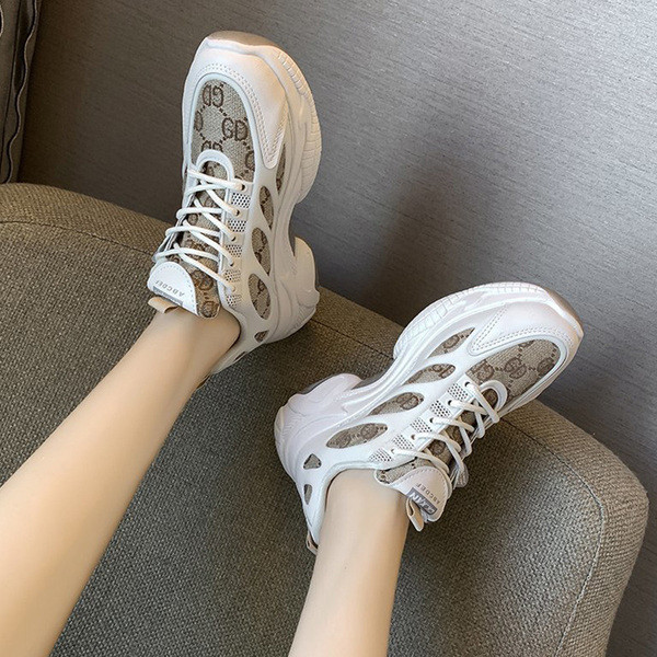 Γυναικεία αθλητικά  παπούτσια σε λευκό και μαύρο χρώμα με επιγραφή