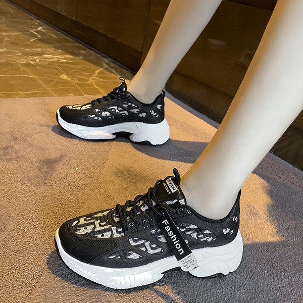 Γυναικεία αθλητικά  παπούτσια σε λευκό και μαύρο χρώμα με επιγραφή