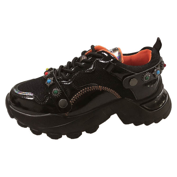 Naiste moodsad värviliste kivide ja paeltega tossud