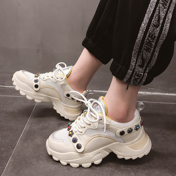 Naiste moodsad värviliste kivide ja paeltega tossud