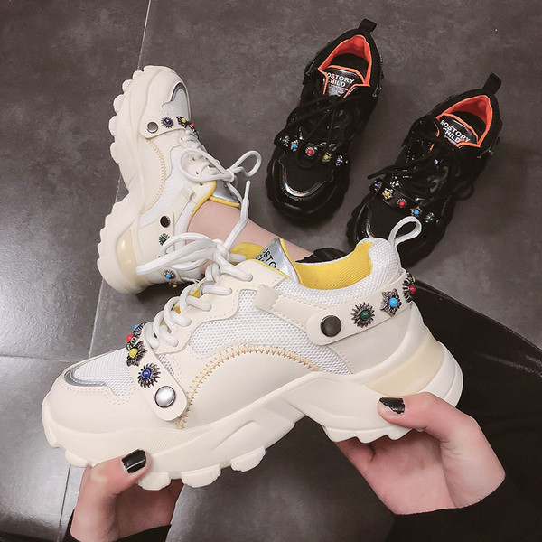 Naiste moodsad värviliste kivide ja paeltega tossud