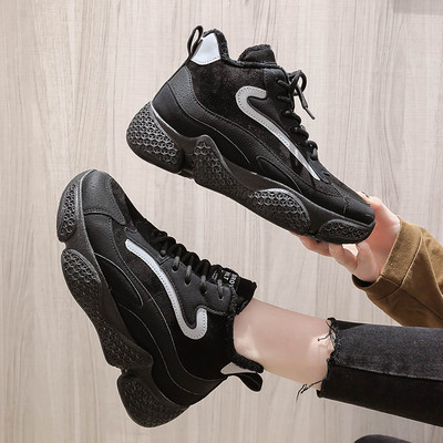 Γυναικεία αθλητικά  παπούτσια με ζεστή επένδυση με επίπεδη σόλα σε μαύρο χρώμα