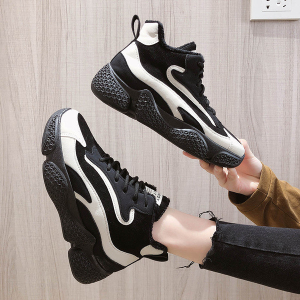 Γυναικεία αθλητικά  παπούτσια με ζεστή επένδυση με επίπεδη σόλα σε μαύρο χρώμα