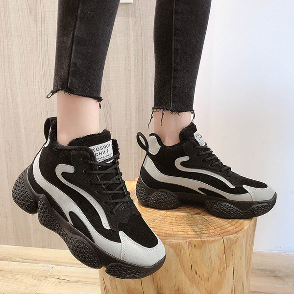 Γυναικεία αθλητικά  παπούτσια με ζεστή επένδυση με επίπεδη σόλα σε μαύρο χρώμα