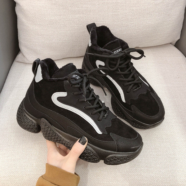 Γυναικεία αθλητικά  παπούτσια με ζεστή επένδυση με επίπεδη σόλα σε μαύρο χρώμα