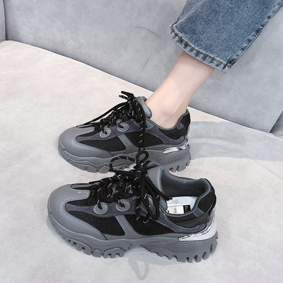 Γυναικεία αθλητικά παπούτσια με κορδόνια και μεταλλική διακόσμηση σε μαύρο και γκρι χρώμα