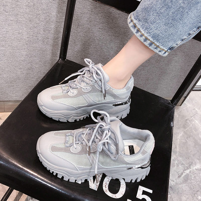 Γυναικεία αθλητικά παπούτσια με κορδόνια και μεταλλική διακόσμηση σε μαύρο και γκρι χρώμα