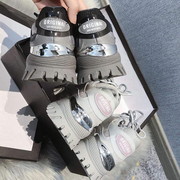 Γυναικεία αθλητικά παπούτσια με κορδόνια και μεταλλική διακόσμηση σε μαύρο και γκρι χρώμα