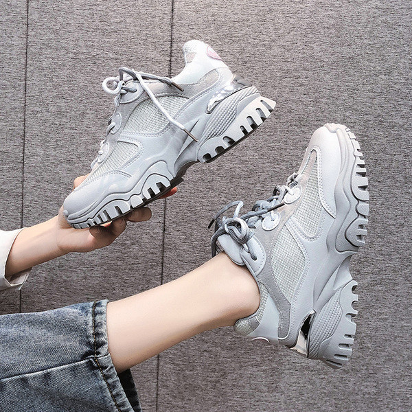 Γυναικεία αθλητικά παπούτσια με κορδόνια και μεταλλική διακόσμηση σε μαύρο και γκρι χρώμα