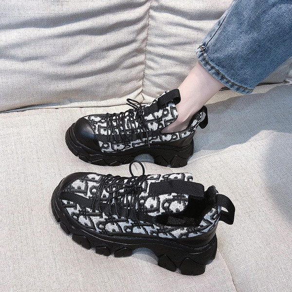 Γυναικεία αθλητικά παπούτσια σε μαύρο χρώμα με τραχιά σόλα και κορδόνια