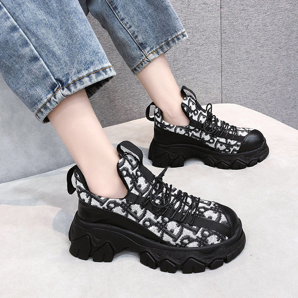 Γυναικεία αθλητικά παπούτσια σε μαύρο χρώμα με τραχιά σόλα και κορδόνια