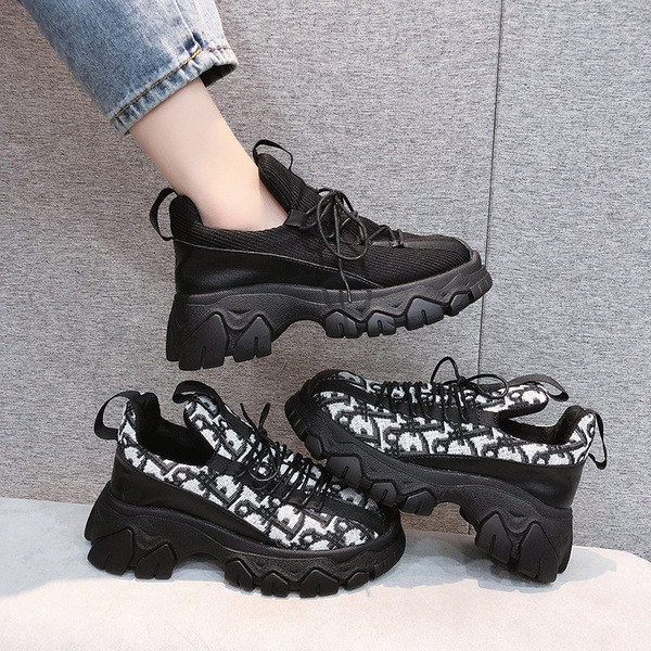 Γυναικεία αθλητικά παπούτσια σε μαύρο χρώμα με τραχιά σόλα και κορδόνια