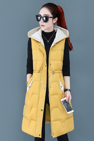 Jauns sieviešu vestes modelis ar kabatām un saitēm jostasvietā