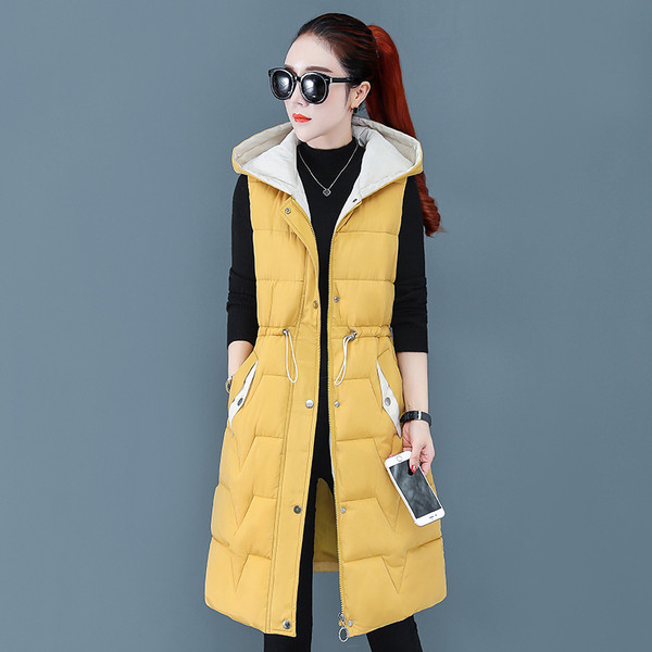 Jauns sieviešu vestes modelis ar kabatām un saitēm jostasvietā