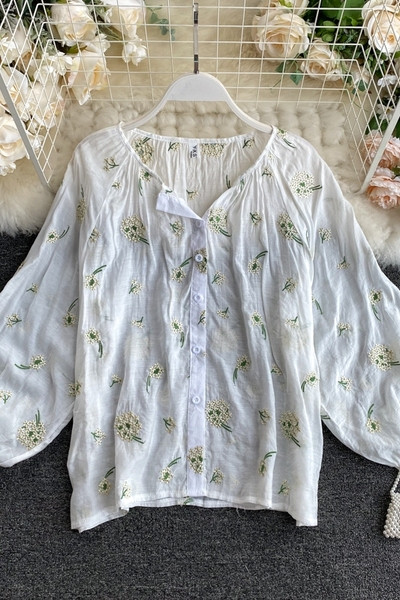 Lai naiste särk nööpide ja tikanditega