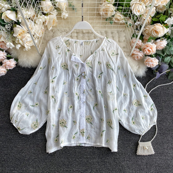 Lai naiste särk nööpide ja tikanditega