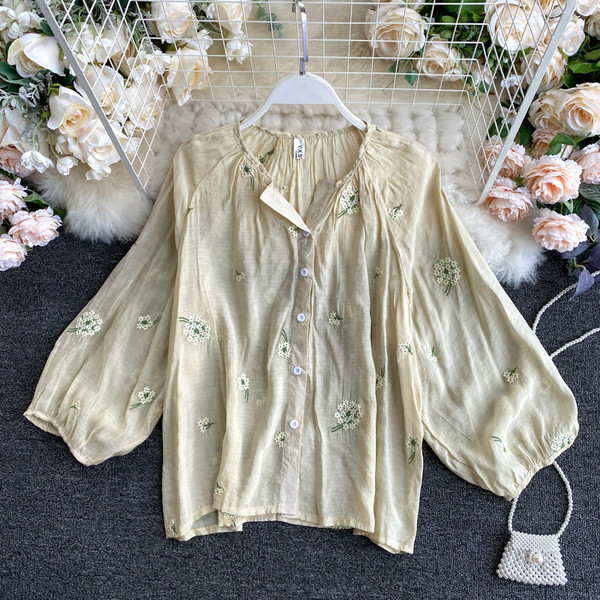 Lai naiste särk nööpide ja tikanditega