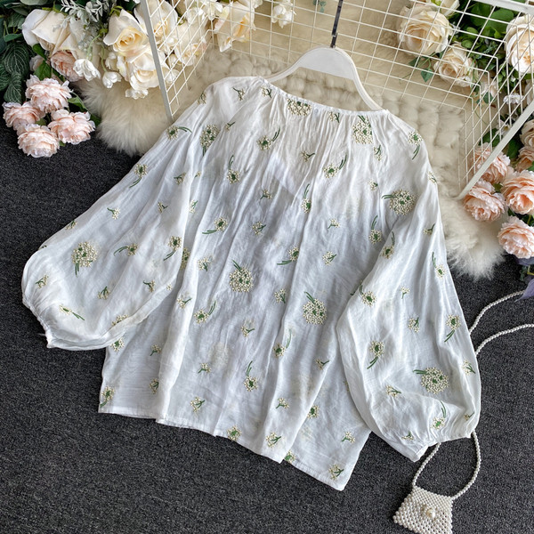 Lai naiste särk nööpide ja tikanditega