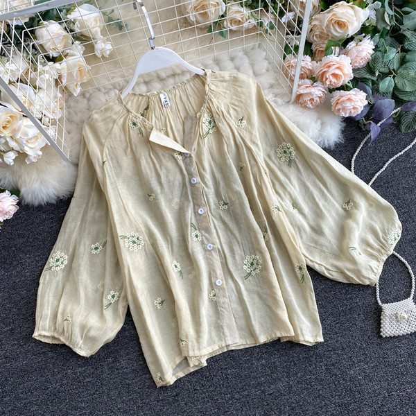 Lai naiste särk nööpide ja tikanditega