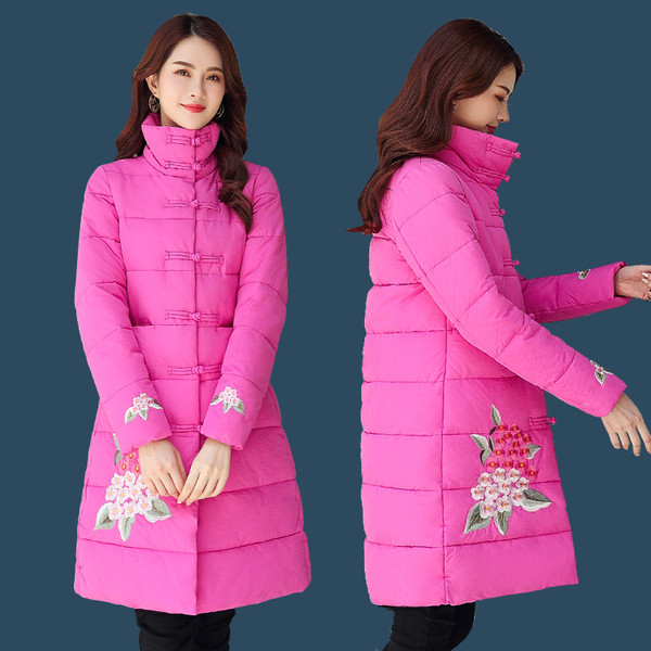 Μοντέρνο γυναικείο χειμερινό μπουφάν με ψηλό γιακά και πολύχρωμα κεντήματα