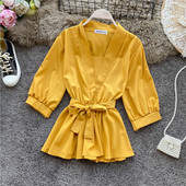 Stiilne laiade varrukate ja spitsikaelusega naiste särk