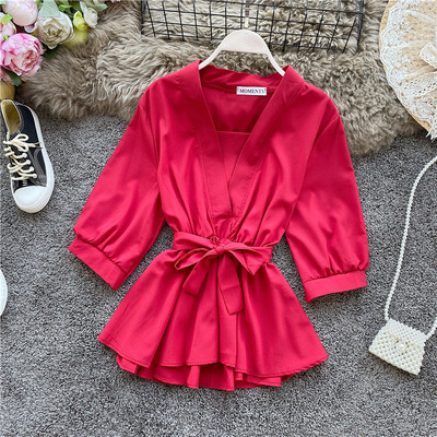 Stiilne laiade varrukate ja spitsikaelusega naiste särk