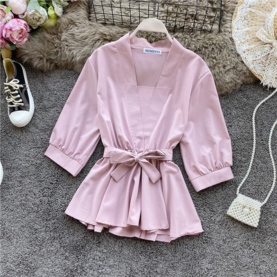 Stiilne laiade varrukate ja spitsikaelusega naiste särk