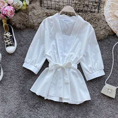 Stiilne laiade varrukate ja spitsikaelusega naiste särk