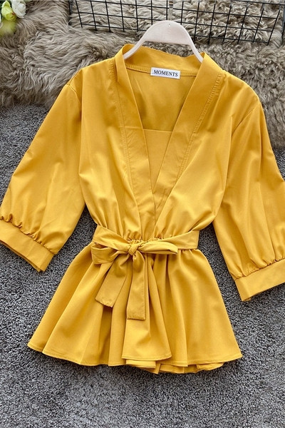 Stiilne laiade varrukate ja spitsikaelusega naiste särk