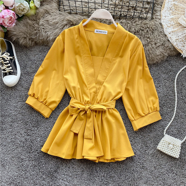 Stiilne laiade varrukate ja spitsikaelusega naiste särk