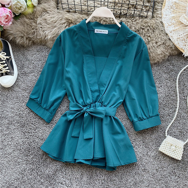 Stiilne laiade varrukate ja spitsikaelusega naiste särk