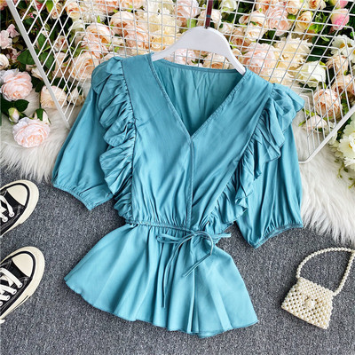 Κομψό γυναικείο πουκάμισο με λαιμόκοψη και κορδόνια