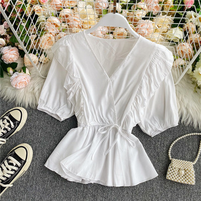 Κομψό γυναικείο πουκάμισο με λαιμόκοψη και κορδόνια