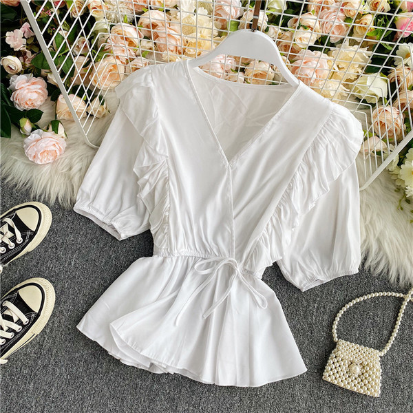 Κομψό γυναικείο πουκάμισο με λαιμόκοψη και κορδόνια