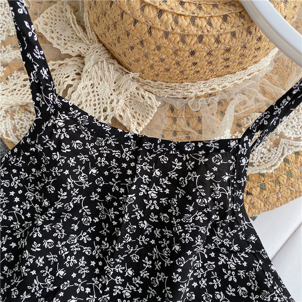 Vékony pántokkal, virágmintás női napi felső