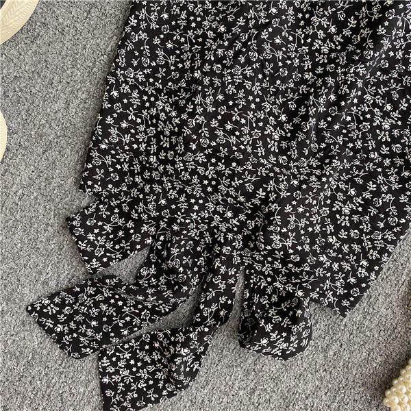 Vékony pántokkal, virágmintás női napi felső