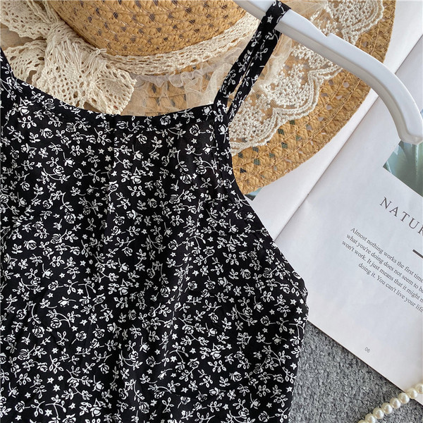 Vékony pántokkal, virágmintás női napi felső