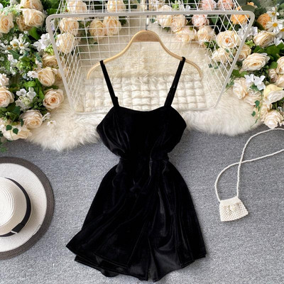 Γυναικεία σαλοπέτα βελούδου με λεπτές τιράντες