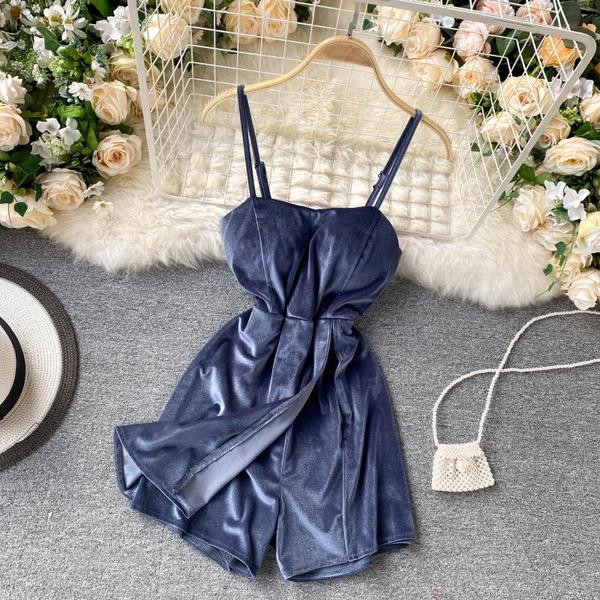 Γυναικεία σαλοπέτα βελούδου με λεπτές τιράντες