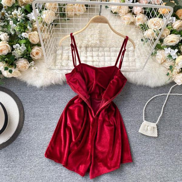 Γυναικεία σαλοπέτα βελούδου με λεπτές τιράντες