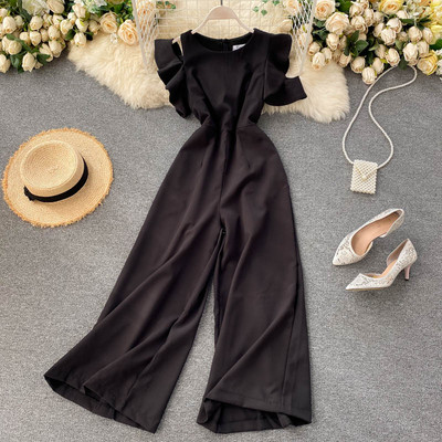 Moderns sieviešu kombinezons ar izgrieztu daļu