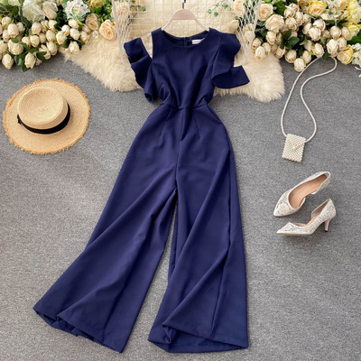 Moderns sieviešu kombinezons ar izgrieztu daļu