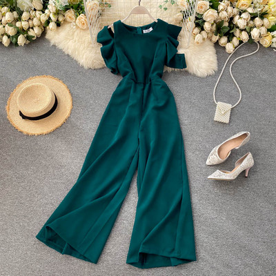 Moderns sieviešu kombinezons ar izgrieztu daļu