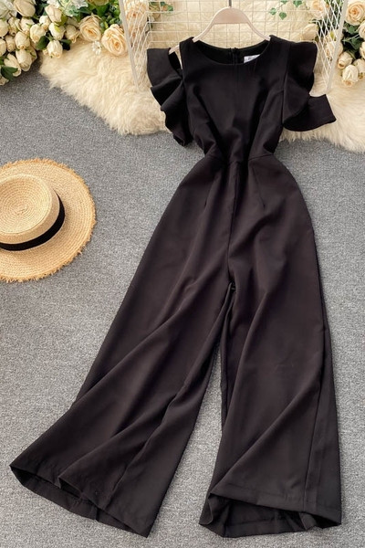 Moderns sieviešu kombinezons ar izgrieztu daļu