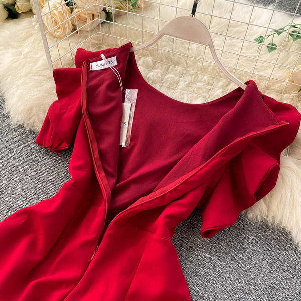 Moderns sieviešu kombinezons ar izgrieztu daļu