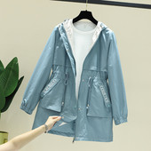 Naiste vabaaja jope kapuutsiga ja kirjadega