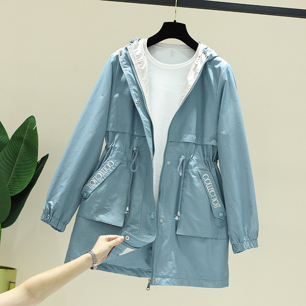 Naiste vabaaja jope kapuutsiga ja kirjadega