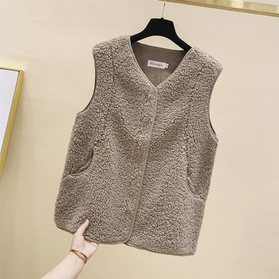 Taskute ja lukuga naiste sulevest mitmes värvitoonis